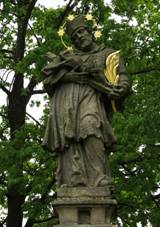 Holkov, socha svatho Jana Nepomuckho.jpg