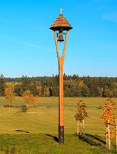 Kemenice zvonika a kek.jpg