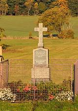 Kemenice zvonika a kek.jpg