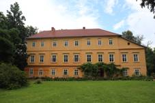 Zmek Male, pohled z parku.jpg