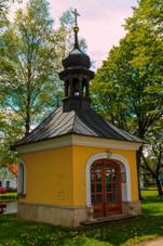 https://upload.wikimedia.org/wikipedia/commons/thumb/7/77/Radost%C3%ADn_kaple.jpg/800px-Radost%C3%ADn_kaple.jpg