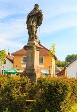 https://upload.wikimedia.org/wikipedia/commons/thumb/f/f9/Socha_svat%C3%A9ho_Jana_Nepomuck%C3%A9ho_Vojn%C5%AFv_M%C4%9Bstec.jpg/800px-Socha_svat%C3%A9ho_Jana_Nepomuck%C3%A9ho_Vojn%C5%AFv_M%C4%9Bstec.jpg