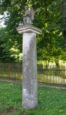 Hrbokov sochy u kostela1.JPG