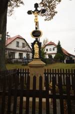 Wayside cross in Devkov, Chrudim district.JPG