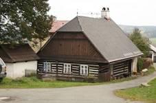 Doln strana osady s tzv. idovskou ulikou a roubenou chalupou