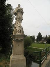 Popeln, socha sv.Jana Nepomuckho.jpg