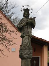 https://upload.wikimedia.org/wikipedia/commons/7/71/Jansk%C3%A1%2C_sloup_se_sochou_svat%C3%A9ho_Jana_Nepomuck%C3%A9ho.jpg