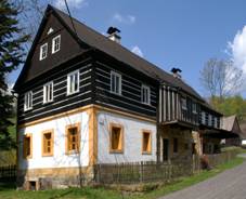 Lska u esk Kamenice, polorouben dm.jpg