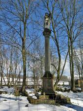 Pbram, sloup se sochou Panny Marie.jpg