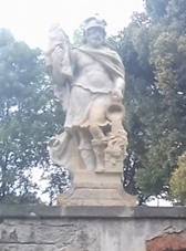 Na obrÃ¡zku mÅ¯Å¾e bÃ½t: rostlina, dÅ¯m, strom, obloha, venku a pÅ™Ãroda