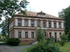 Na obrÃ¡zku mÅ¯Å¾e bÃ½t: strom, dÅ¯m, rostlina, obloha a venku