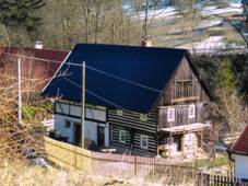 Na obrÃ¡zku mÅ¯Å¾e bÃ½t: dÅ¯m, strom, obloha, rostlina a venku