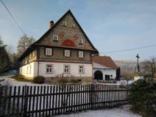 Na obrÃ¡zku mÅ¯Å¾e bÃ½t: dÅ¯m, obloha, strom a venku