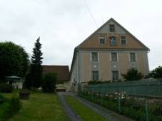 Na obrÃ¡zku mÅ¯Å¾e bÃ½t: obloha, strom, mrak, rostlina, dÅ¯m a venku