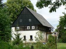 Na obrÃ¡zku mÅ¯Å¾e bÃ½t: dÅ¯m, obloha, strom, rostlina, venku a pÅ™Ãroda