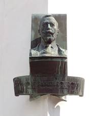 https://upload.wikimedia.org/wikipedia/commons/7/74/Kout_na_%C5%A0umav%C4%9B%2C_bust_at_town_hall.jpg