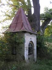 https://upload.wikimedia.org/wikipedia/commons/thumb/0/0a/Prudice_%28u_Oprechtic_na_Doma%C5%BElicku%29_-_kaple_%282%29.jpg/800px-Prudice_%28u_Oprechtic_na_Doma%C5%BElicku%29_-_kaple_%282%29.jpg