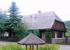 Rouben chalupa pi hlavn silnici v Peci