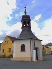 https://upload.wikimedia.org/wikipedia/commons/thumb/d/d1/Chapel_in_Tluma%C4%8Dov_%2801%29.jpg/800px-Chapel_in_Tluma%C4%8Dov_%2801%29.jpg