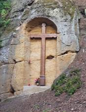 K ve skalnm vklenku, lokalita Pod Houskou, Houska (Blatce), okr. esk Lpa, Libereck kraj.jpg