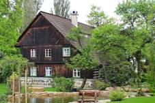 https://upload.wikimedia.org/wikipedia/commons/thumb/5/53/Dob%C5%99e%C5%88%2C_St%C5%99ezivojice%2C_wood_house.jpg/1280px-Dob%C5%99e%C5%88%2C_St%C5%99ezivojice%2C_wood_house.jpg