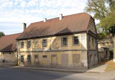 Svaenice, dm u cesty.jpg