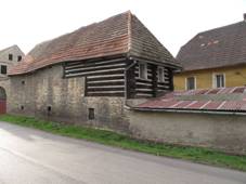 Svaenice, roubenka.jpg