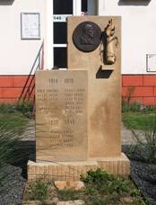 https://upload.wikimedia.org/wikipedia/commons/thumb/3/3b/Horn%C3%AD_Datyn%C4%9B%2C_pomn%C3%ADk.jpg/800px-Horn%C3%AD_Datyn%C4%9B%2C_pomn%C3%ADk.jpg