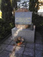 https://upload.wikimedia.org/wikipedia/commons/thumb/1/19/2020_Horn%C3%AD_Datyn%C4%9B_pomn%C3%ADk_krasnoarm%C4%9Bjc%C5%AF.jpg/800px-2020_Horn%C3%AD_Datyn%C4%9B_pomn%C3%ADk_krasnoarm%C4%9Bjc%C5%AF.jpg