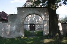 Arnoltice, kostel, brÃ¡na.jpg