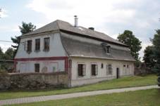 https://upload.wikimedia.org/wikipedia/commons/thumb/1/1e/Bulovka_%28okres_Liberec%29%2C_fara.jpg/1920px-Bulovka_%28okres_Liberec%29%2C_fara.jpg