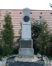 Bulovka (okres Liberec), pomn&Atilde;�k Hanse Kudlicha (1).jpg