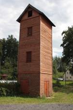 https://upload.wikimedia.org/wikipedia/commons/thumb/c/c9/Bulovka_%28okres_Liberec%29%2C_v%C4%9B%C5%BE.jpg/800px-Bulovka_%28okres_Liberec%29%2C_v%C4%9B%C5%BE.jpg