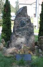 Doln asnice, pomnk Hanse Kudlicha.jpg