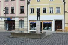 FrÃ½dkant, nÃ¡m›stÃ, kaÅ¡na s ValdÅ¡tejnovou sochou.jpg