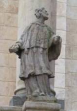 Podstavec se sochami