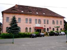 Na obrÃ¡zku mÅ¯Å¾e bÃ½t: dÅ¯m, obloha, strom, rostlina a venku