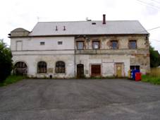 Na obrÃ¡zku mÅ¯Å¾e bÃ½t: dÅ¯m, obloha, strom a venku