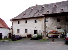 Na obrÃ¡zku mÅ¯Å¾e bÃ½t: obloha, dÅ¯m, auto a venku