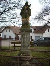 Nkov socha sv Nepomuckho 2.JPG