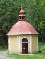 Kaplika se studnkou v den Mal pout.jpg