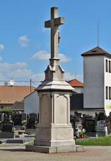 Kostel sv. Bartolomje 10, hbitov v kostelnm arelu..JPG