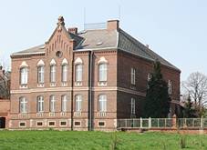 Kostel svatho Mikule a fara.JPG