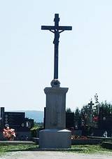 https://upload.wikimedia.org/wikipedia/commons/thumb/c/c6/Hrub%C3%A1_Vrbka%2C_katolick%C3%BD_h%C5%99bitov_%281%29.jpg/1280px-Hrub%C3%A1_Vrbka%2C_katolick%C3%BD_h%C5%99bitov_%281%29.jpg