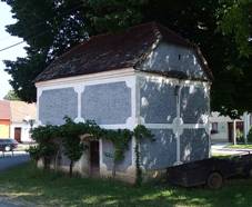 https://upload.wikimedia.org/wikipedia/commons/thumb/3/3e/Hrub%C3%A1_Vrbka%2C_komora_u_%C4%8D._p._100_%281%29.jpg/1280px-Hrub%C3%A1_Vrbka%2C_komora_u_%C4%8D._p._100_%281%29.jpg