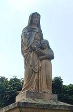 https://upload.wikimedia.org/wikipedia/commons/thumb/3/37/Kn%C4%9B%C5%BEdub%2C_h%C5%99bitov%2C_sv._Anna.jpg/800px-Kn%C4%9B%C5%BEdub%2C_h%C5%99bitov%2C_sv._Anna.jpg