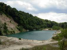 Pohled na lom a jezero