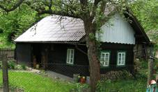 http://upload.wikimedia.org/wikipedia/commons/thumb/4/4e/Prlov%2C_old_house.jpg/1024px-Prlov%2C_old_house.jpg