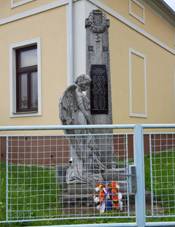 Pomnk padlm v Bzov (Q104874131) 02.jpg