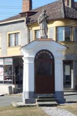 Kaplika se sochou sv.Jana Nepomuckho v Drozdov.jpg